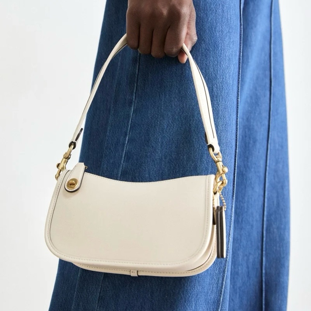 Coach Swinger Leather Shoulder Crossbody Bag in Chalk